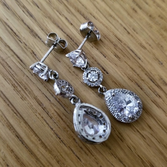 Crystal teardrop necklace & earring set - Picture 4 of 4